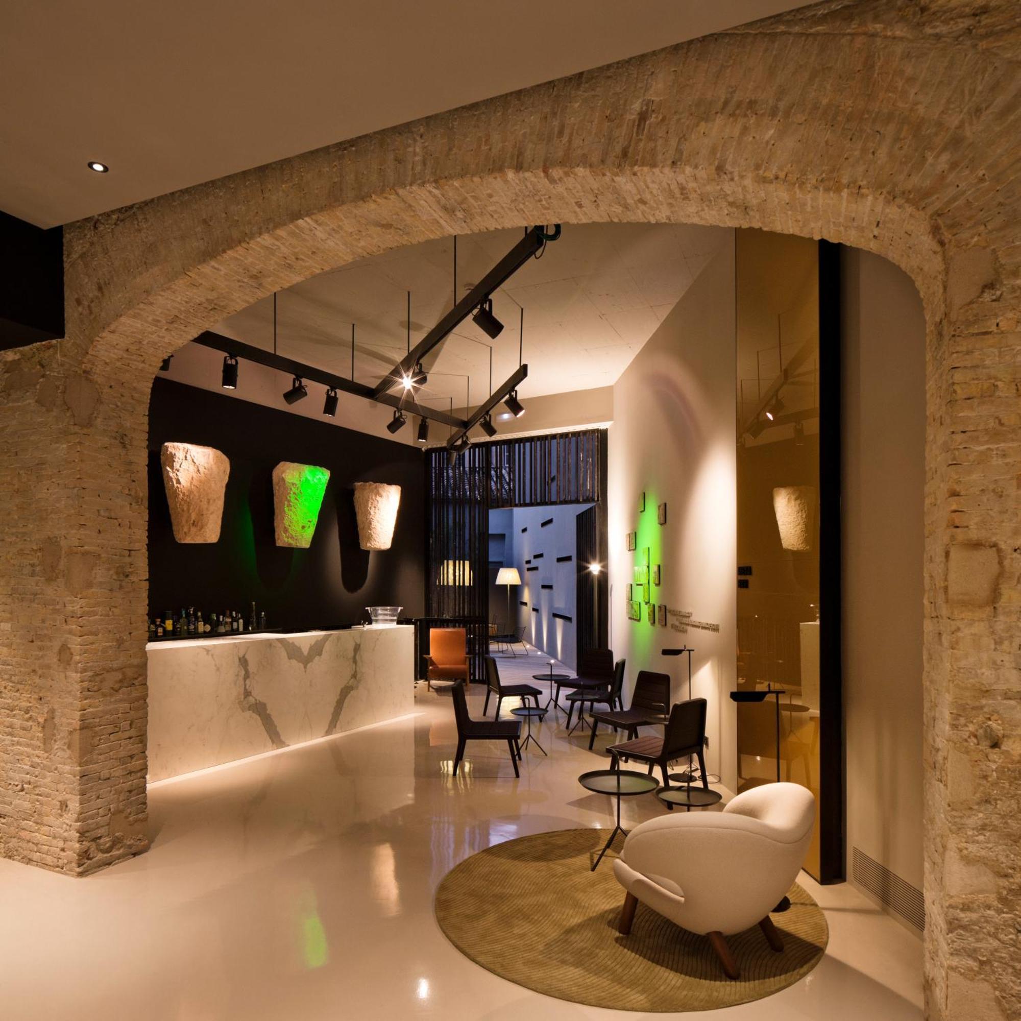 Caro Hotel Валенсия Интерьер фото The bar at the Hotel du Vin, Cheltenham