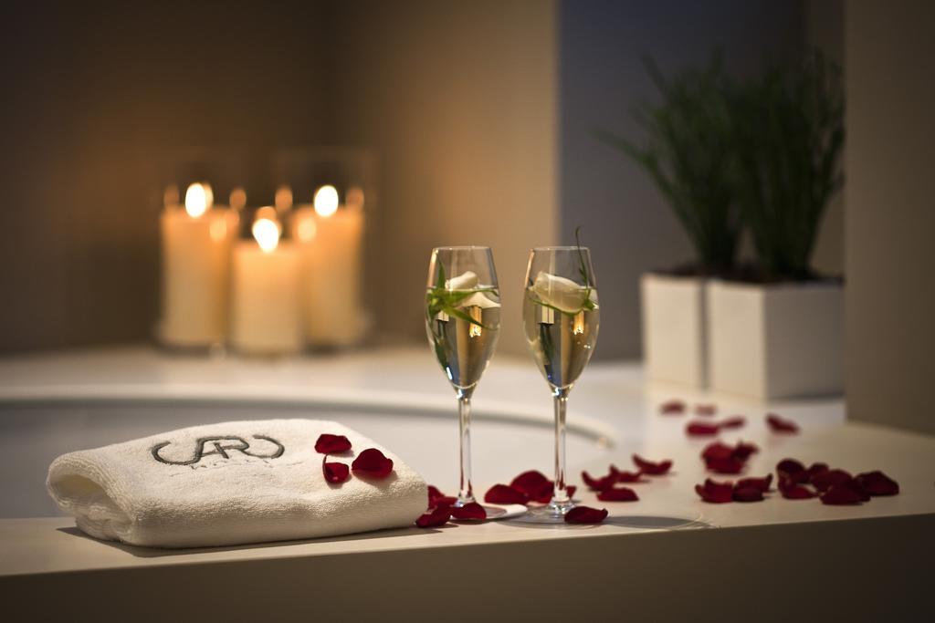 Caro Hotel Валенсия Экстерьер фото A romantic bath