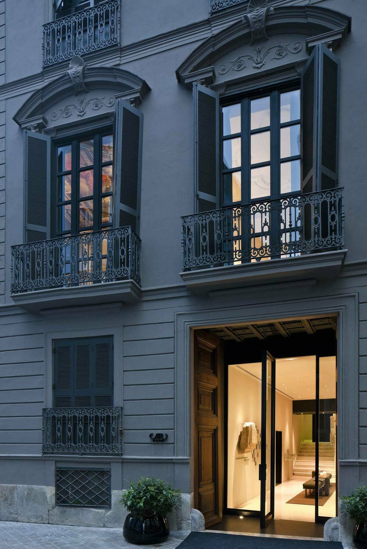Caro Hotel Валенсия Экстерьер фото A typical French balcony