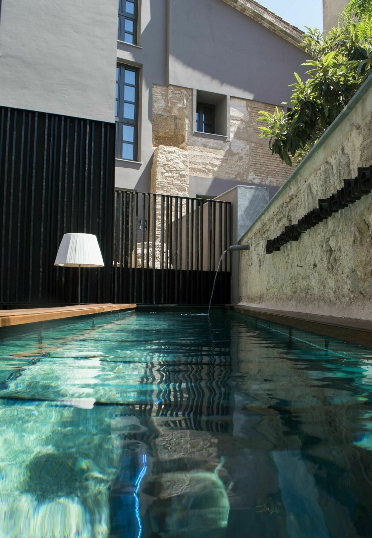 Caro Hotel Валенсия Экстерьер фото The pool at the hotel